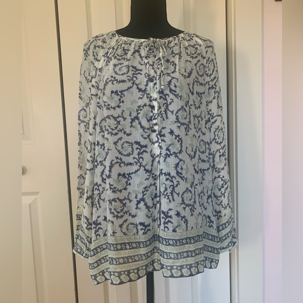 Lucky Brand long sleeve blouse, excellent preowned condition. Size M